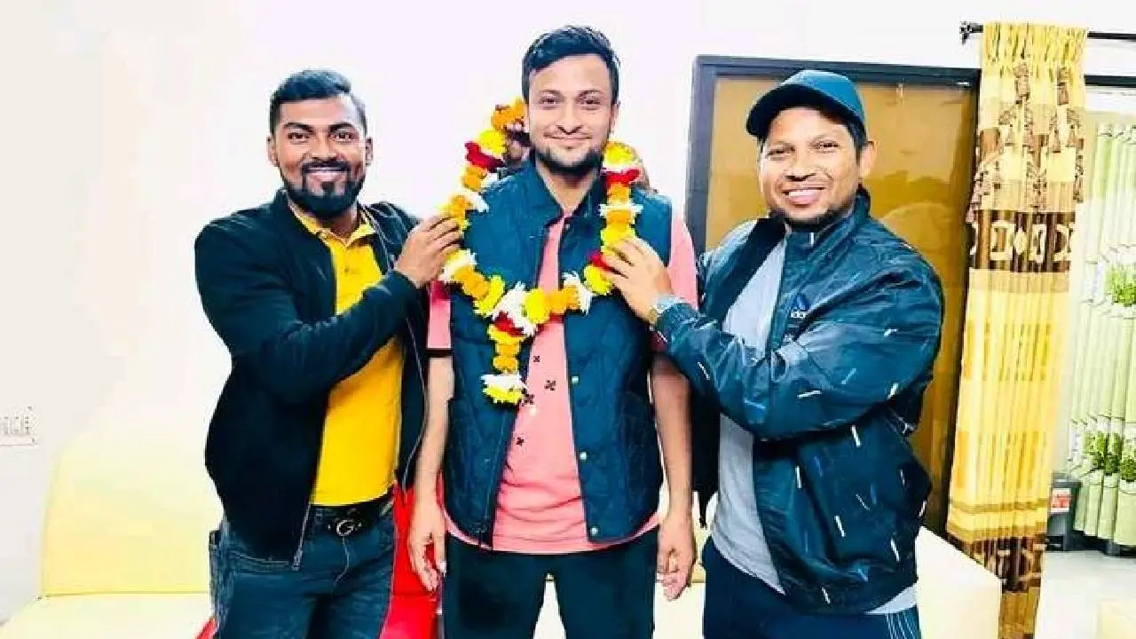 সাকিবকে ফুল দিয়ে বরণ অপু-রনির