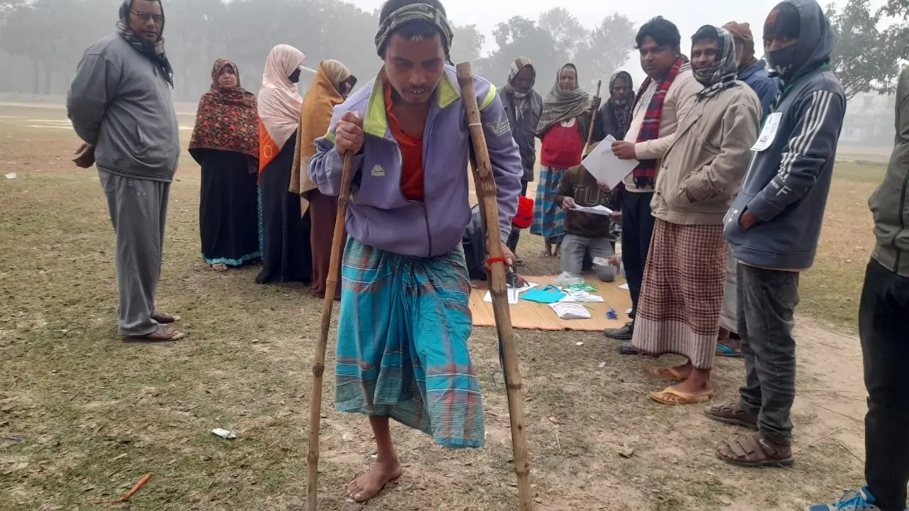 এক পায়ে ৪ কিমি হেঁটে কেন্দ্রে এসে দেখলেন তালিকায় তার নামই নেই