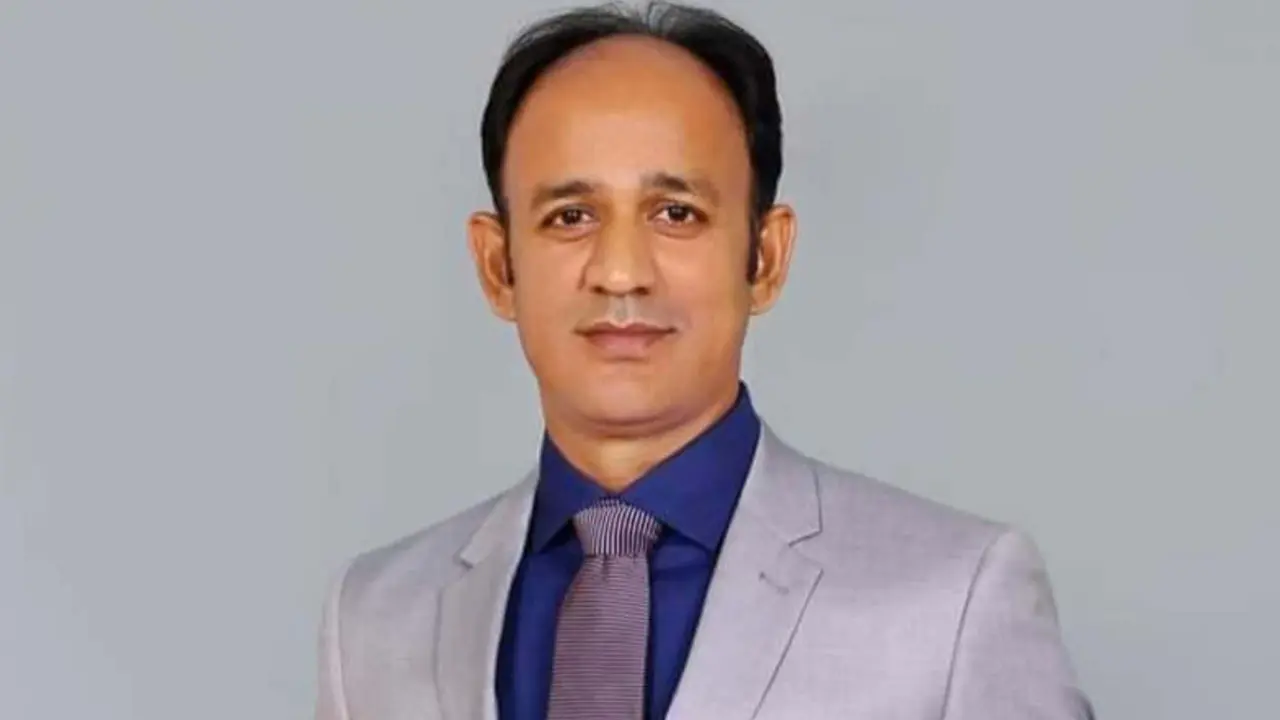নির্বাচনী পোস্টারে বঙ্গবন্ধুর ছবি, ব্যারিস্টার সুমনকে শোকজ