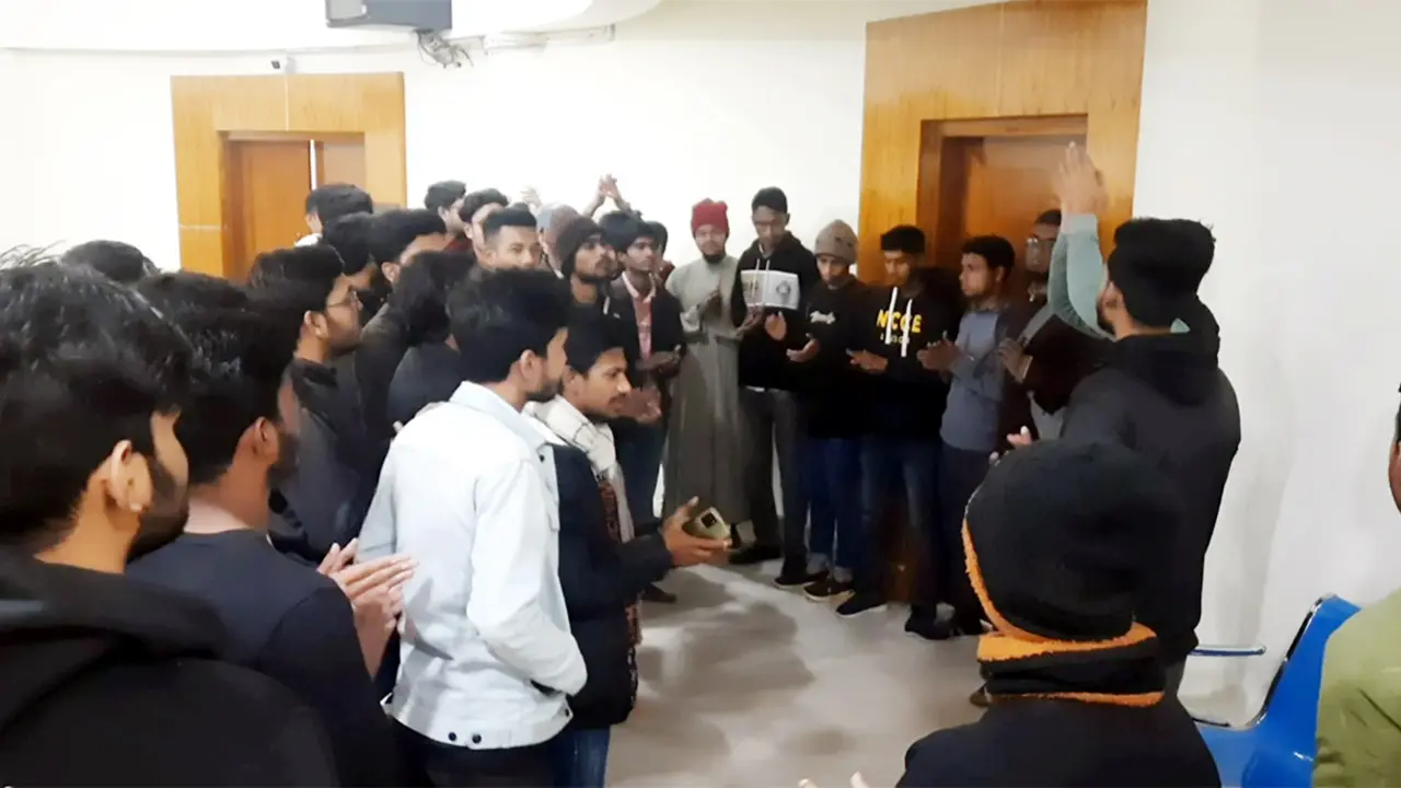 মাভাবিপ্রবির প্রশাসনিক ভবনসহ তিন হলে তালা, ভিসি ও শিক্ষক অবরুদ্ধ