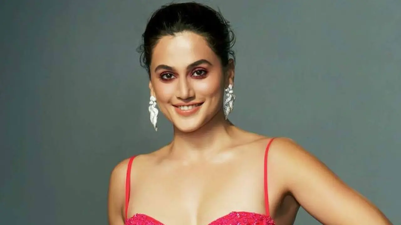 ১০ বছর ধরে কার সঙ্গে প্রেম করছেন, জানালেন তাপসী
