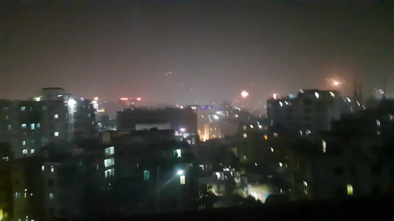 নিষেধাজ্ঞা অমান্য করে ঢাকার আকাশে ফানুস-আতশবাজি