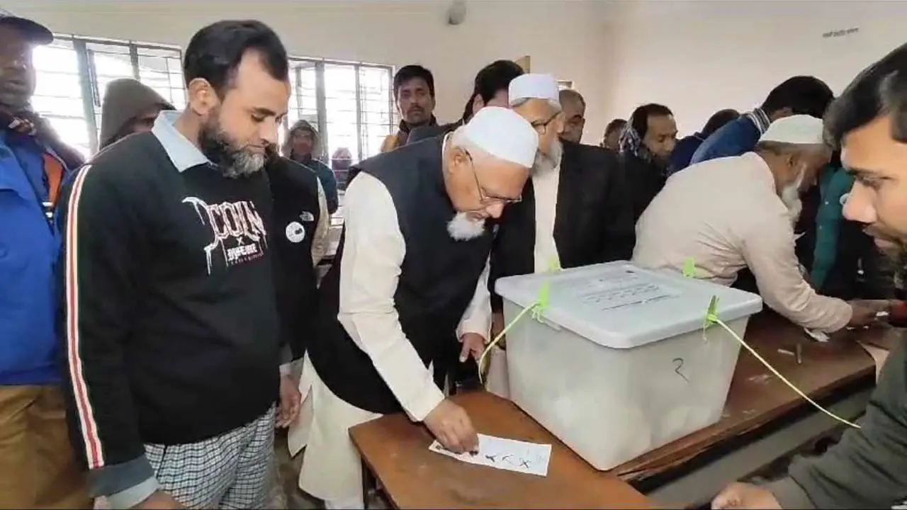 গোপনে নয়, প্রকাশ্যে ভোট দিলেন ধর্ম প্রতিমন্ত্রী