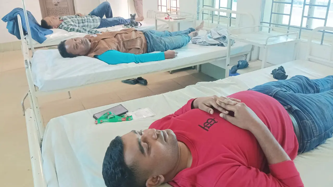 নৌকার সমর্থকদের হাতে স্বতন্ত্র প্রার্থী অবরুদ্ধ, আহত ৩ সাংবাদিক