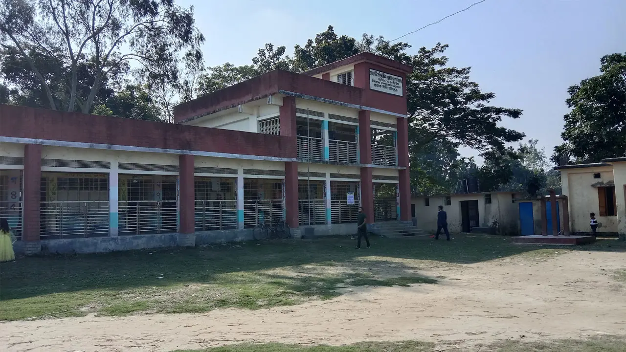 দুপুর গড়ালেও ভোটার শূন্য নেত্রকোনার অনেক ভোটকেন্দ্র