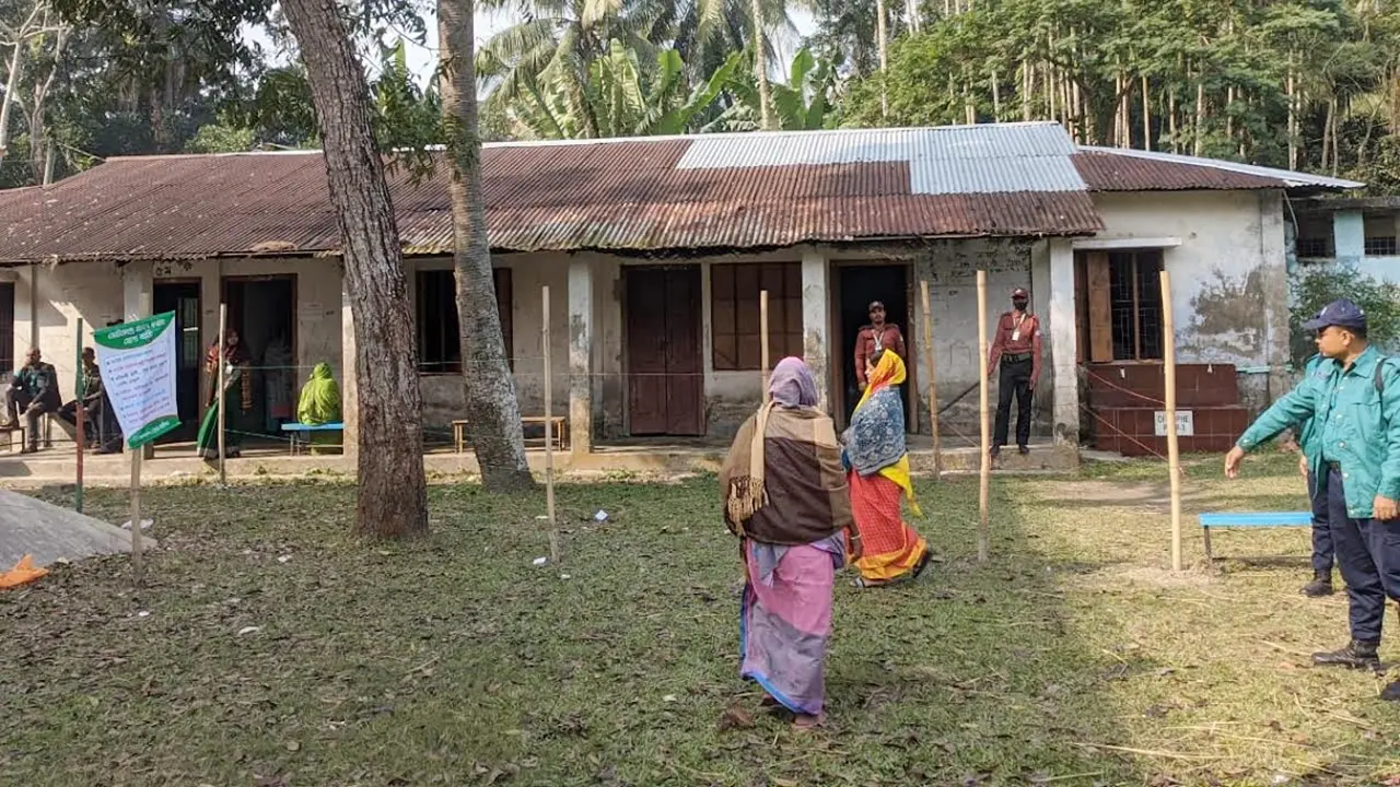 ভোট দিতে যাইনি, তবে নির্বাচন কেমন হচ্ছে দেখতে এসেছি
