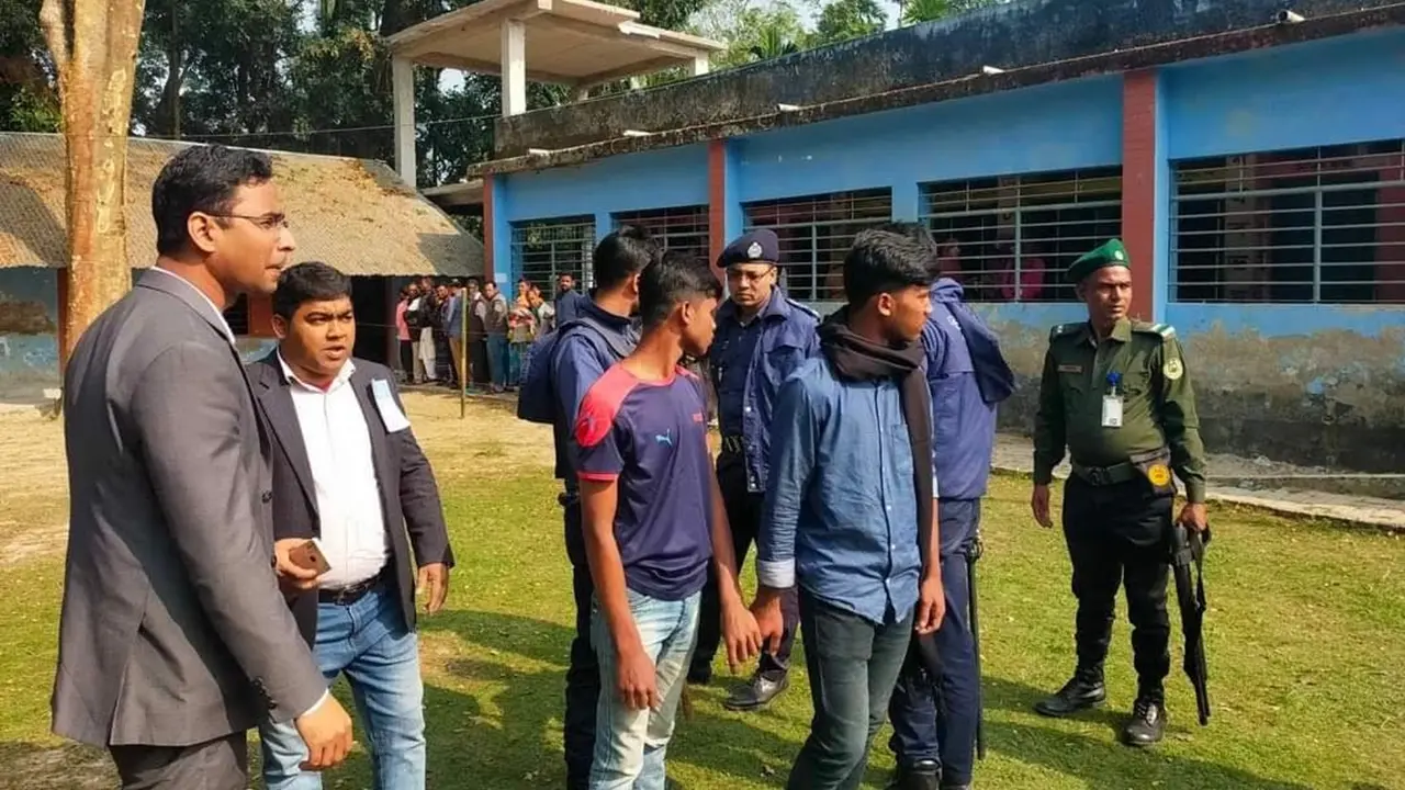 ‘লাঙ্গলে জাল ভোট’ দিতে গিয়ে ধরা ৩ কিশোর
