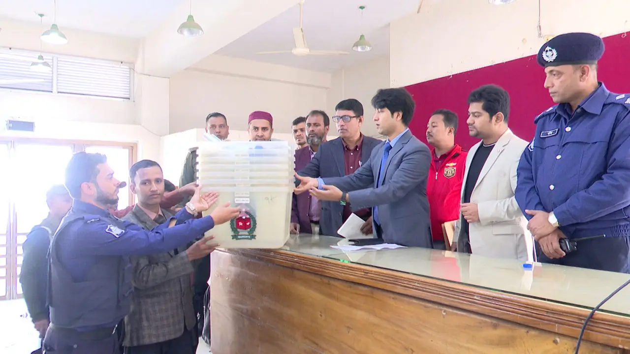 ভোলার চরাঞ্চলে যাচ্ছে ব্যালট পেপারসহ নির্বাচনী সরঞ্জাম