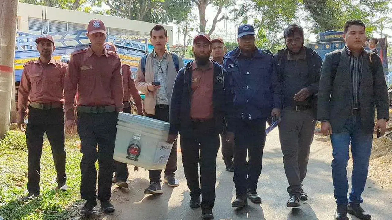 ব্যালটসহ নির্বাচনী সরঞ্জাম যাচ্ছে রাঙামাটির দুর্গম ১১৬ কেন্দ্রে