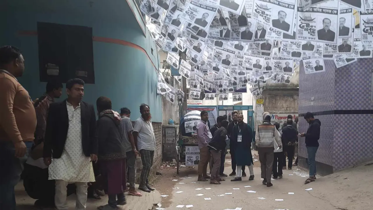 পরিস্থিতি দেখে কেন্দ্রে যাচ্ছেন ভোটাররা