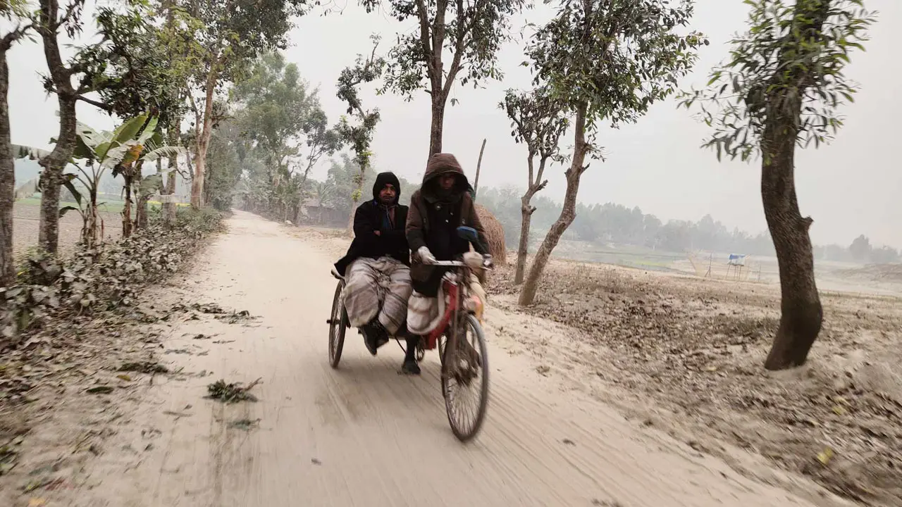 নীলফামারীতে জেঁকে বসেছে শীত, বিপাকে নিম্ন আয়ের মানুষ