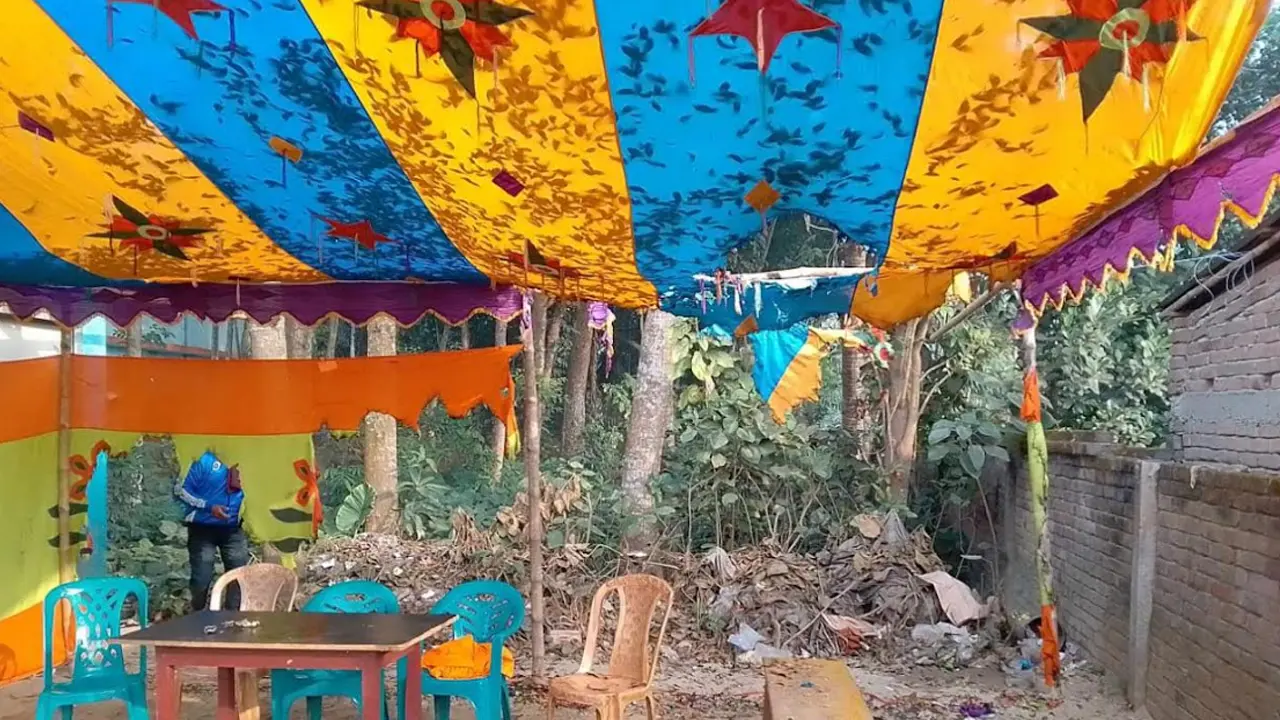 একই রাতে নৌকা ও স্বতন্ত্র প্রার্থীর নির্বাচনী ক্যাম্পে আগুন