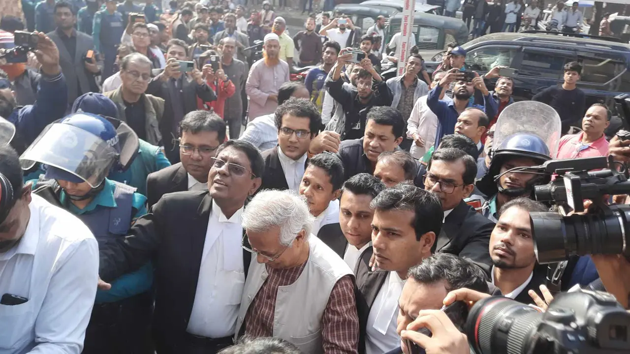 ড. ইউনূসের বিরুদ্ধে মামলার রায় পড়ছেন বিচারক