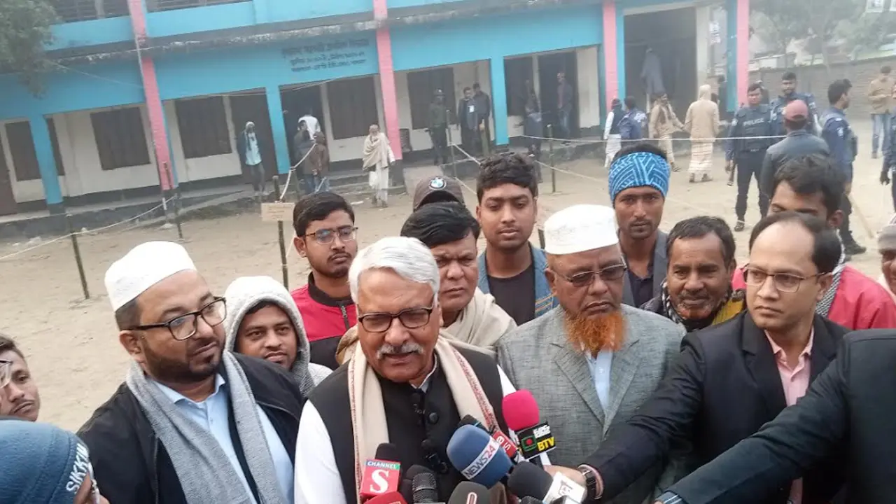 নিজ কেন্দ্রে ভোট দিলেন নৌকার প্রার্থী শামসুল হক টুকু