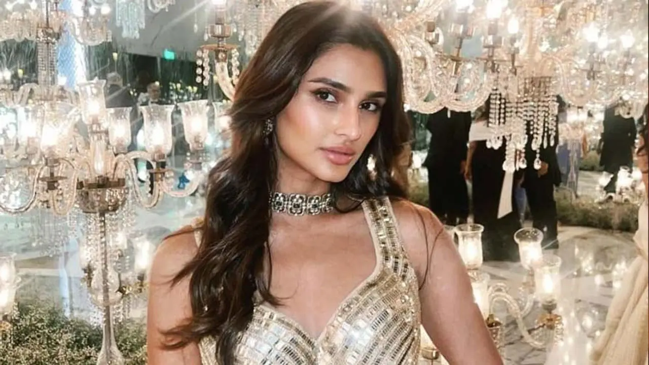 জাস্টিন বিবারকে জড়িয়ে ধরে কাঁদলেন তরুণী