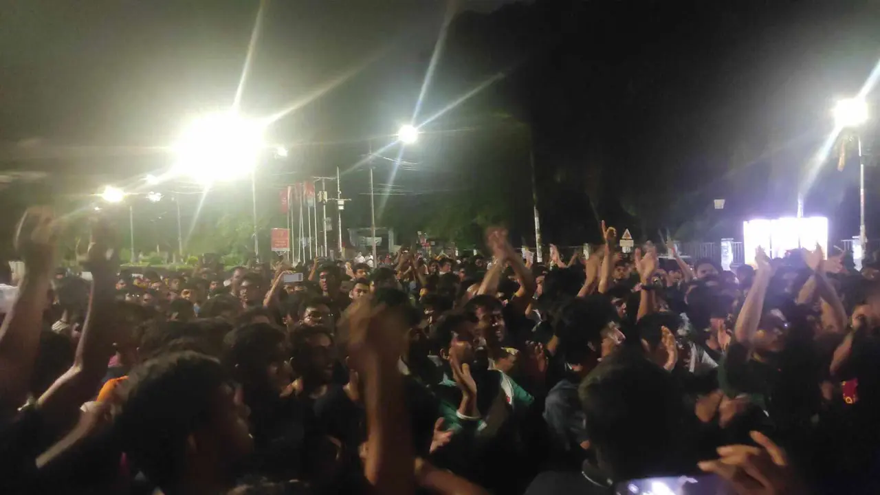 মধ্যরাতে যেভাবে আন্দোলন ছড়াল সারা দেশের বিশ্ববিদ্যালয়ে
