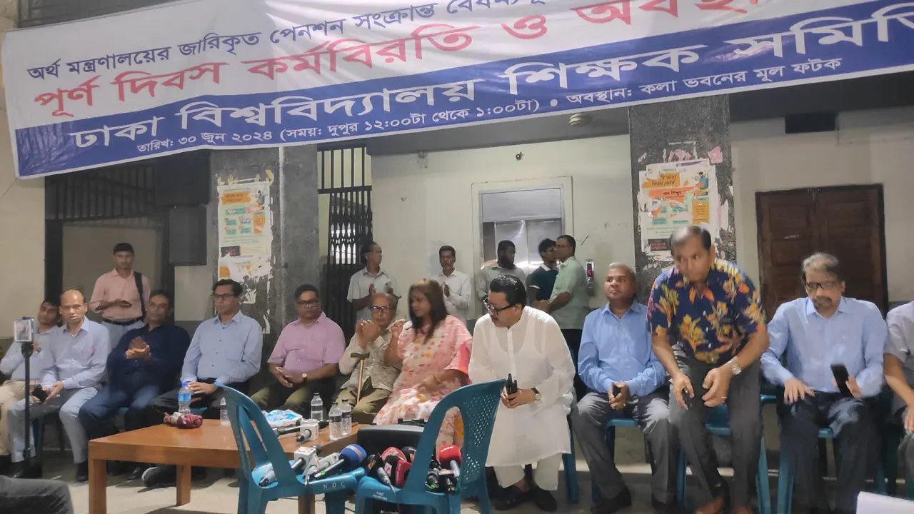 ত্রিমুখী আন্দোলনে অচল ঢাকা বিশ্ববিদ্যালয়