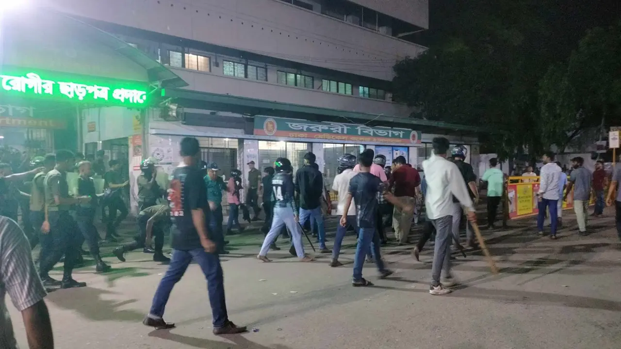 এবার ঢামেকে আহত আন্দোলনকারীদের ওপর ছাত্রলীগের হামলা