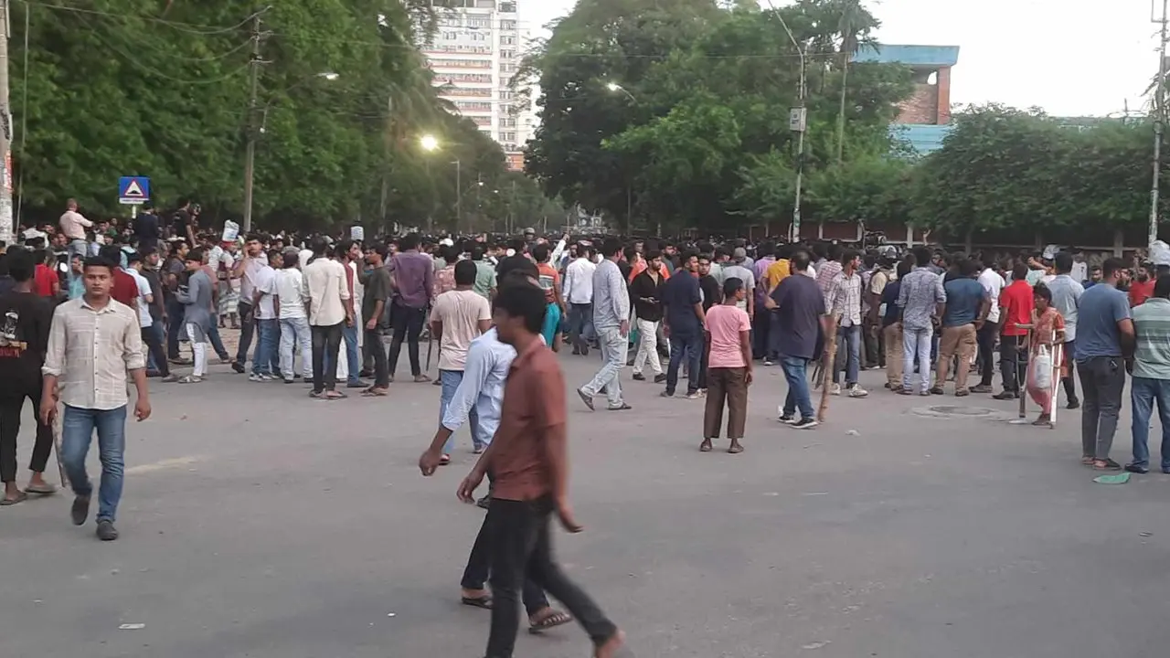 ধাওয়া-পাল্টা ধাওয়া চলছেই, রণক্ষেত্র ঢাকা বিশ্ববিদ্যালয় 