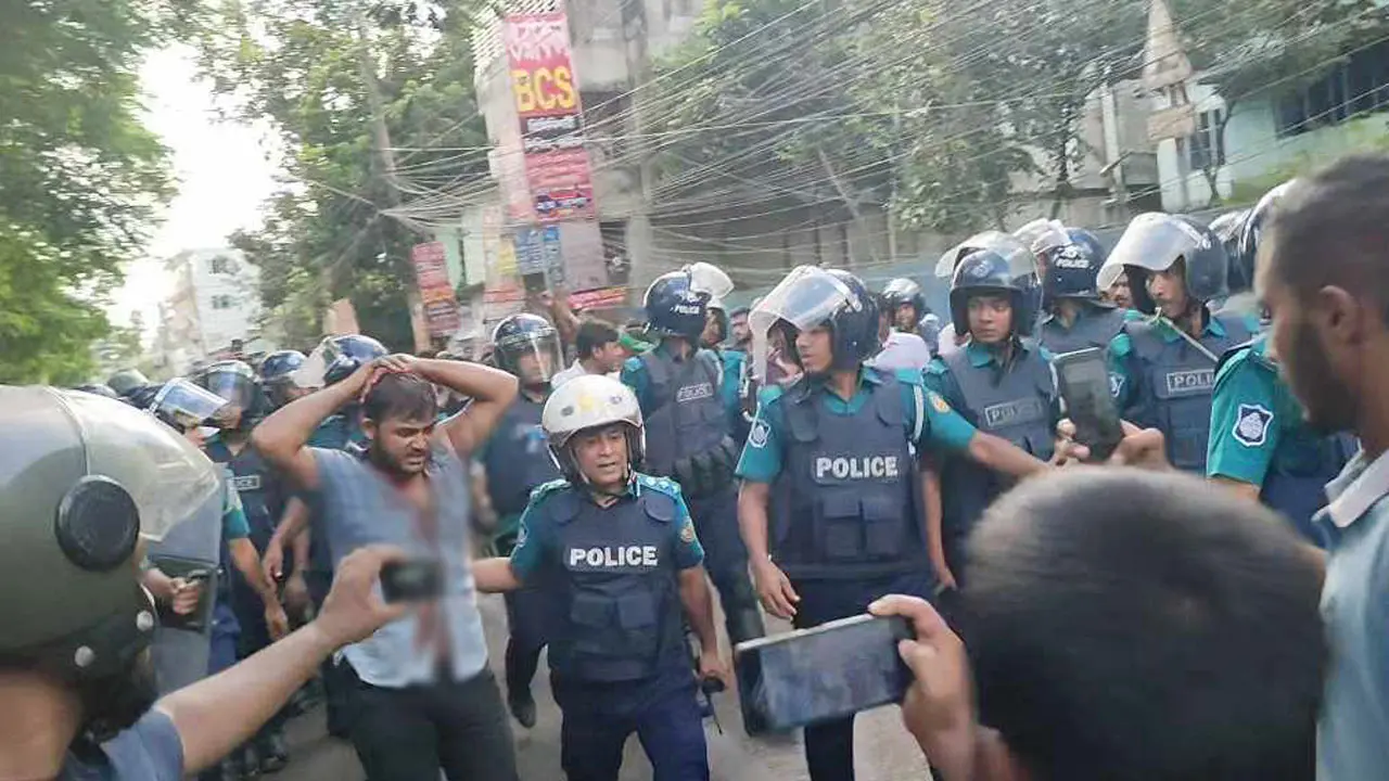শিক্ষার্থীদের মারধরকারী ছাত্রলীগকর্মীকে পিটিয়ে ক্যাম্পাস ছাড়া 