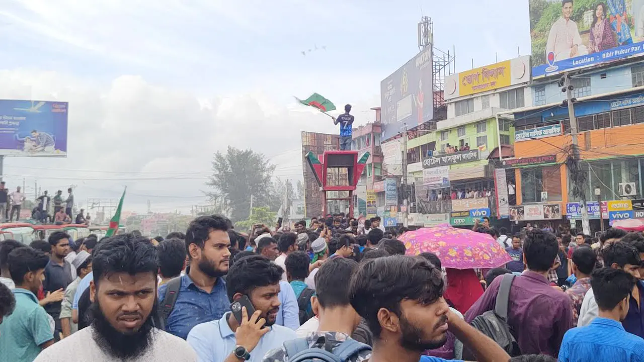 মহাসড়কে স্কুল-কলেজের শিক্ষার্থীরা, কার্যত অচল বরিশাল শহর