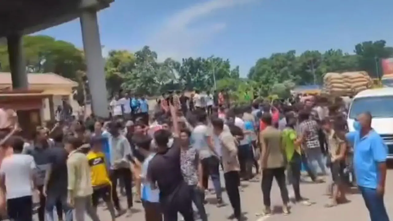 আশুগঞ্জ টোল প্লাজা ঘেরাও, মহাসড়কে যান চলাচল বন্ধ 