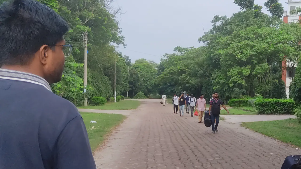 বেগম রোকেয়া বিশ্ববিদ্যালয় বন্ধ, হল ছাড়ছেন শিক্ষার্থীরা