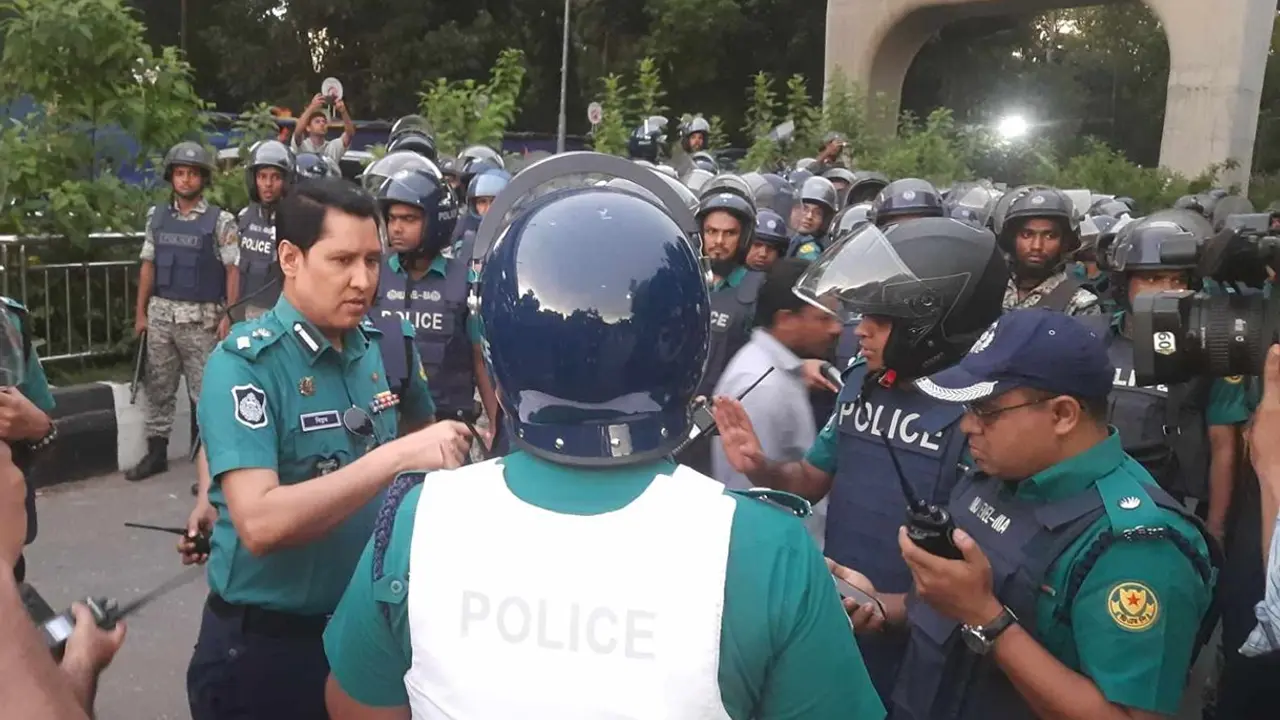 ঢাবি ক্যাম্পাসে অবস্থান নিয়েছে পুলিশ