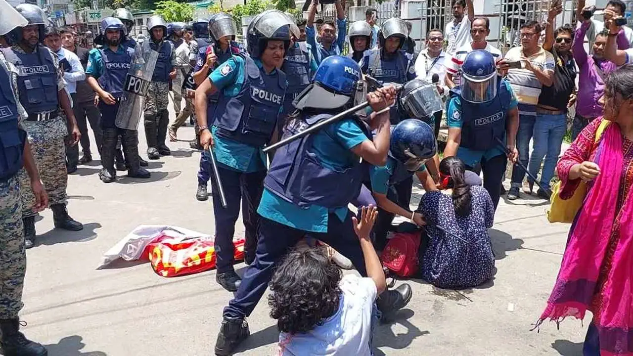 বরিশালে দুই দফায় শিক্ষার্থীদের ওপর লাঠিচার্জ, সাংবাদিকসহ আহত ২৫