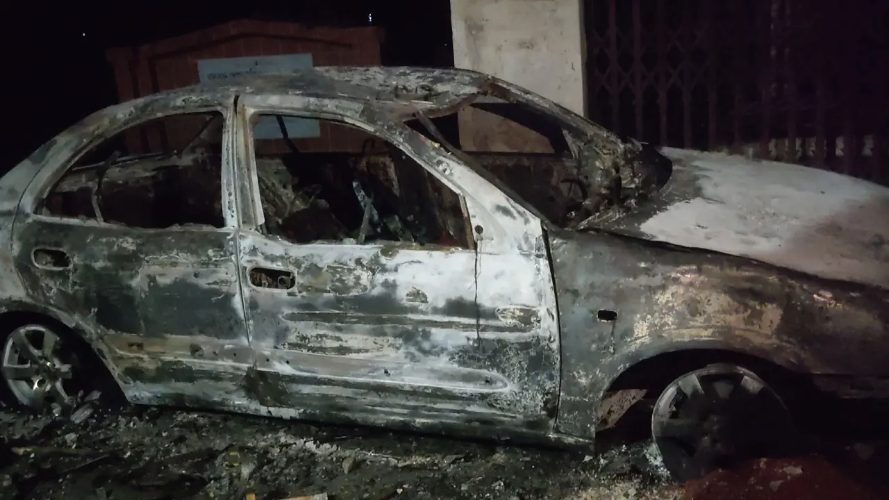 বেরোবিতে ছাত্রলীগ সভাপতির প্রাইভেট কার-মোটরসাইকেলে আগুন