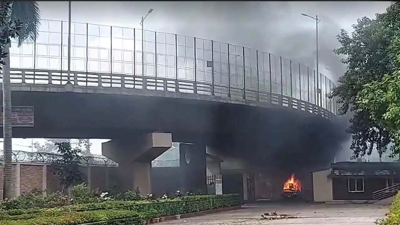 বিটিভি গেটে আগুন, ক্যান্টিন-গাড়ি ভাঙচুর