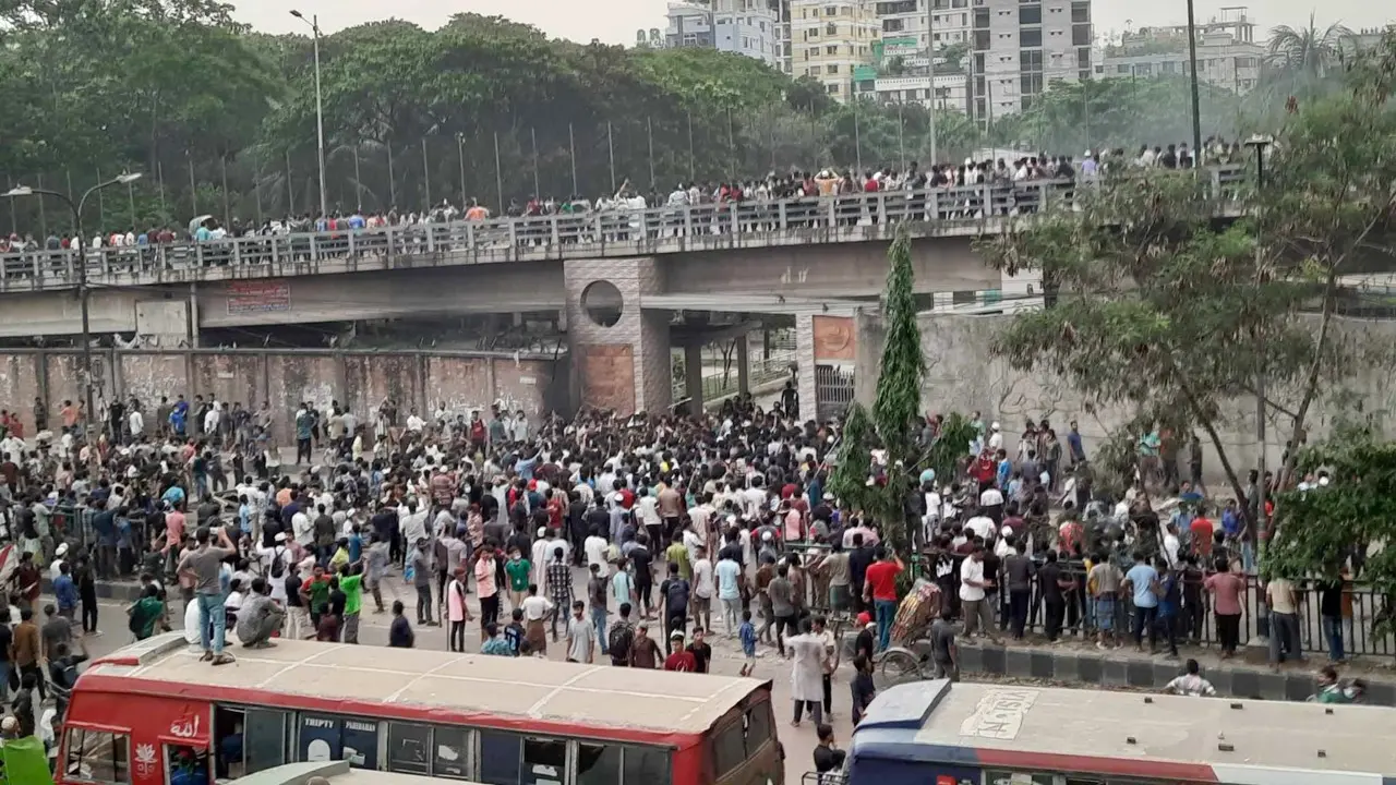 বিটিভি ভবনে ঢুকতে চায় হাজারও শিক্ষার্থী, সামলাতে হিমশিম বিজিবির