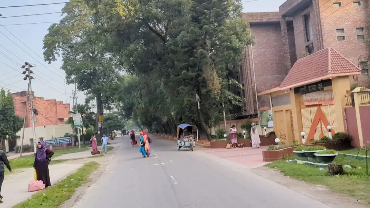 ক্যাম্পাস ছাড়তে বাধ্য হলেন বাকৃবি শিক্ষার্থীরা, হল সিলগালা