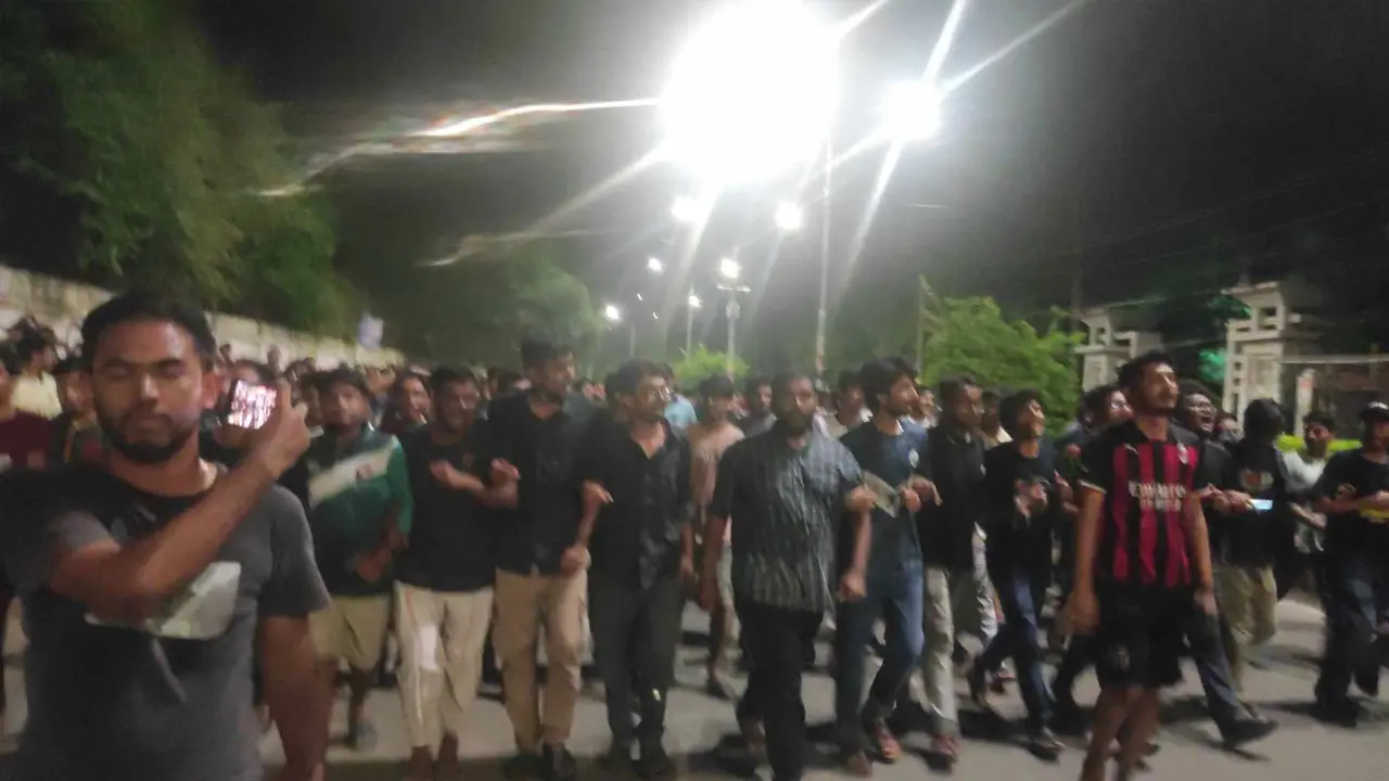 বিশাল মিছিল নিয়ে রাজপথে বুয়েট শিক্ষার্থীরা
