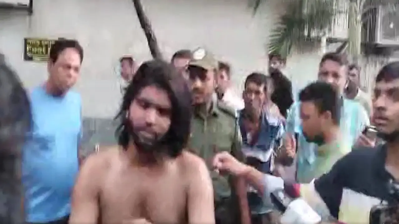 ছাত্রলীগ সন্দেহে ঢাকা মেডিকেলে একজনকে গণধোলাই 