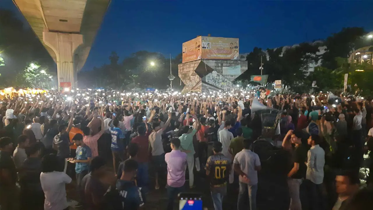 ২ ঘণ্টা ধরে অবরুদ্ধ, গান-স্লোগানে উত্তাল শাহবাগ