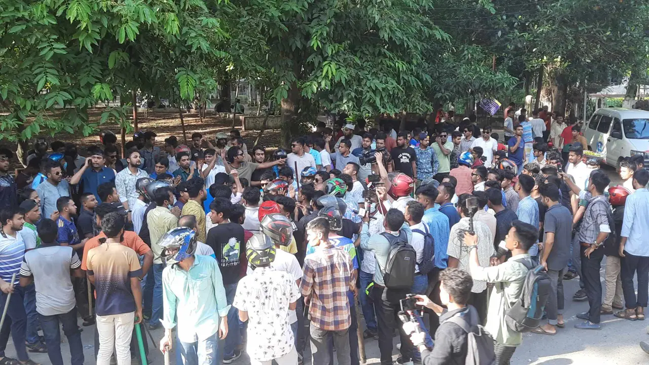 রড-স্টাম্প হাতে ছাত্রলীগের মহড়া