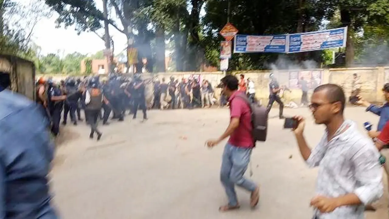 কুমিল্লা বিশ্ববিদ্যালয়ে শিক্ষার্থীদের সঙ্গে পুলিশের সংঘর্ষ