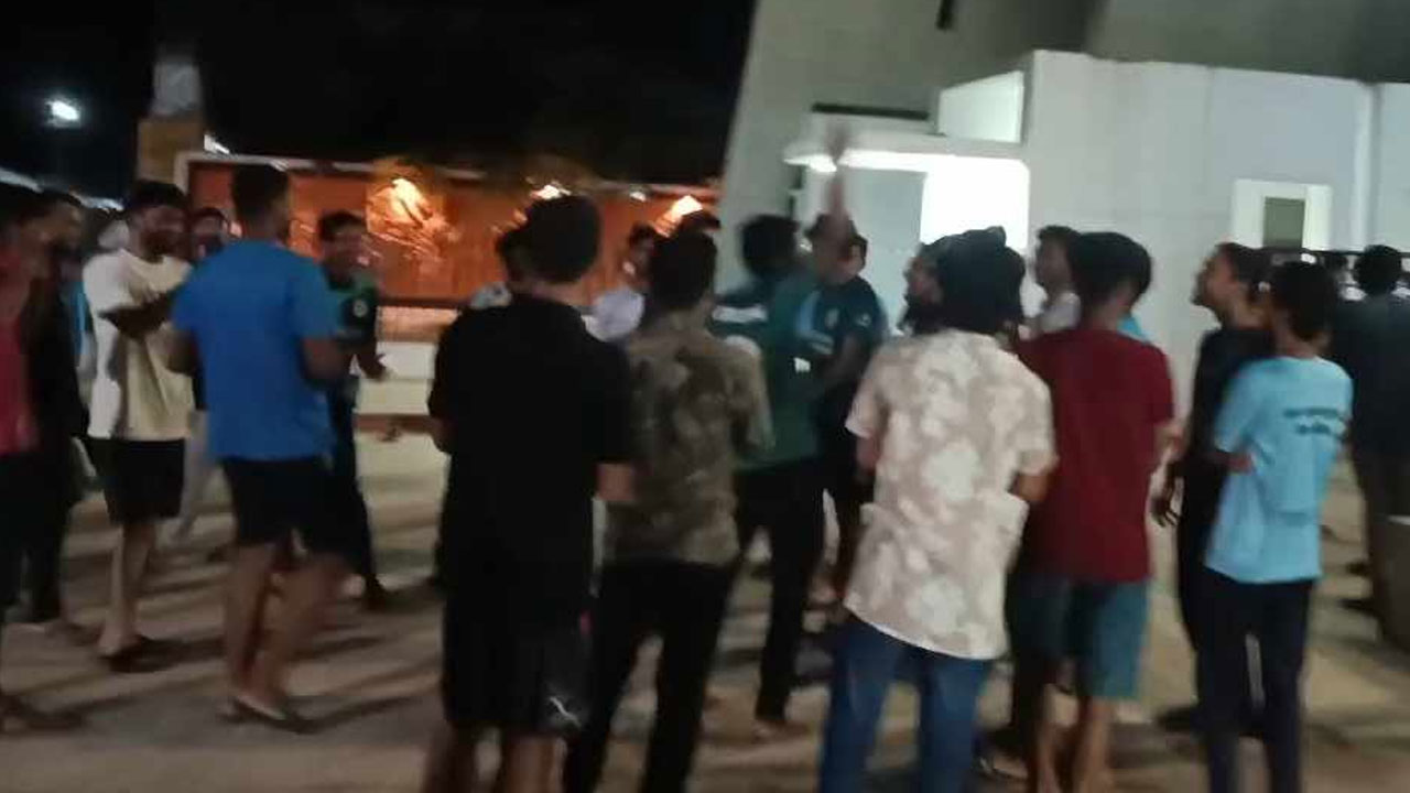 মধ্যরাতে স্লোগানে উত্তাল কুমিল্লা বিশ্ববিদ্যালয় 