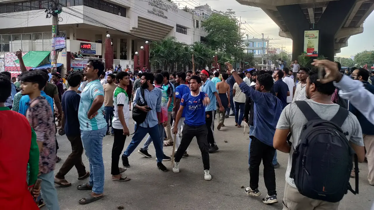 চট্টগ্রামে শিক্ষার্থী-ছাত্রলীগ সংঘর্ষ, রণক্ষেত্র ষোলশহর