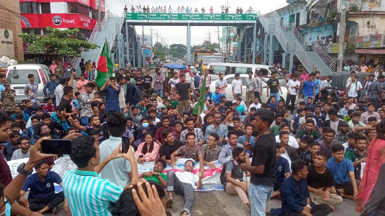 চবি শিক্ষার্থীদের মহাসড়ক অবরোধ, কয়েক কিলোমিটার যানজট 