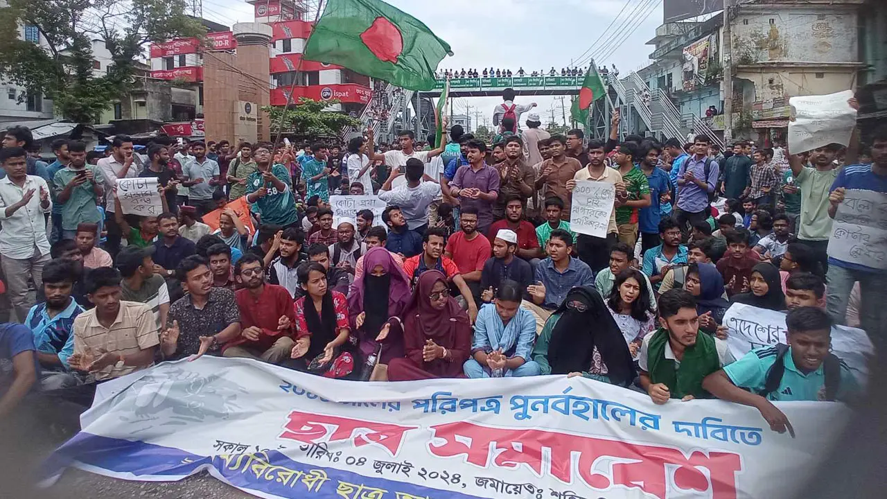 কোটার রায় বহাল, চবি শিক্ষার্থীদের মহাসড়ক অবরোধ