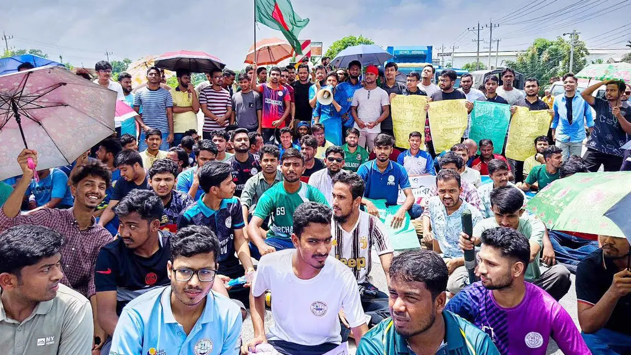 কোটার রায় বহাল, কুবি শিক্ষার্থীদের ঢাকা-চট্টগ্রাম মহাসড়ক অবরোধ