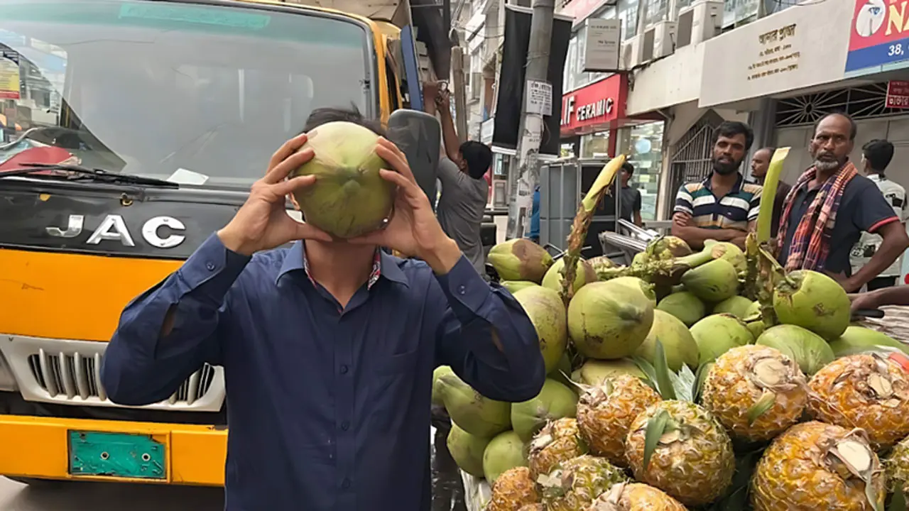 বাজারে ১০০ হাসপাতাল গেটে ১৫০, ডাবের দামে এত তারতম্য কেন?