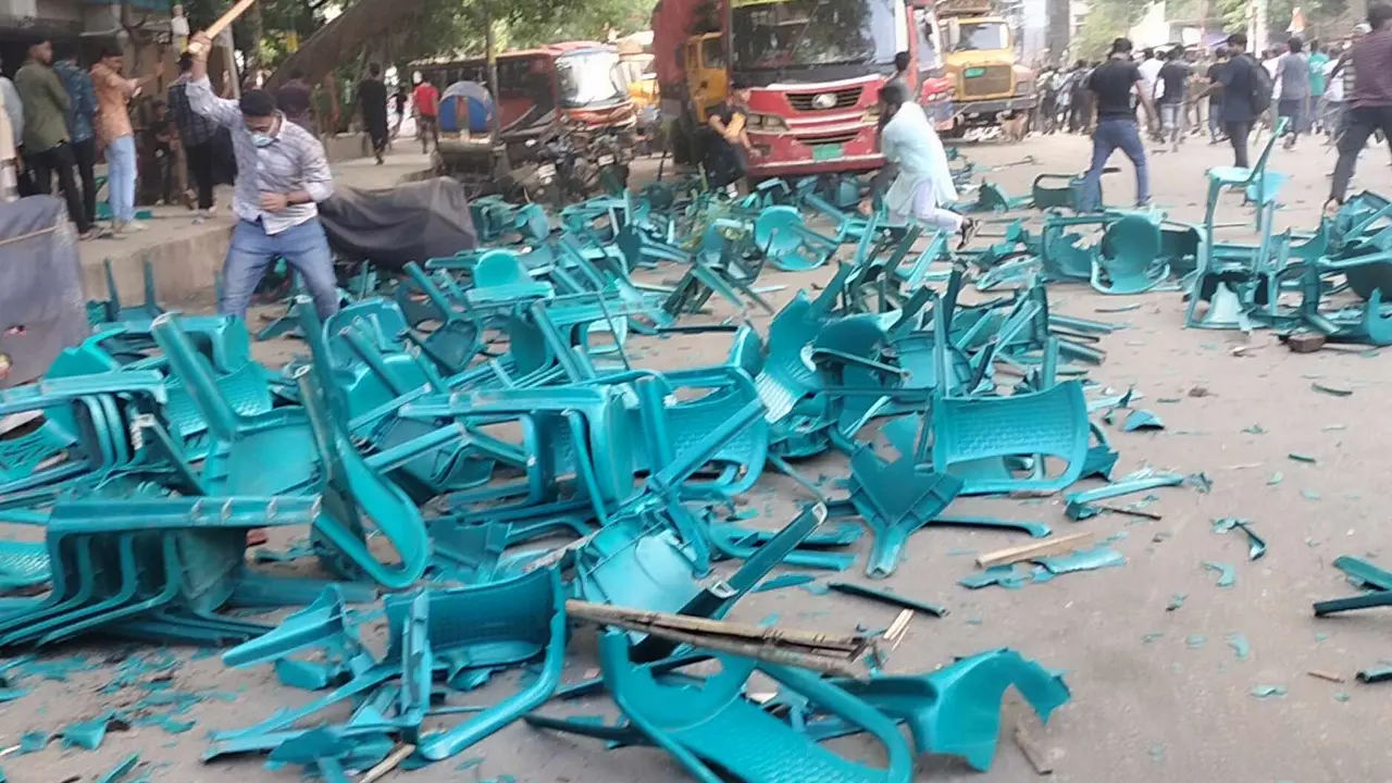 ধাওয়া খেয়ে পালিয়ে গেলেন যুবলীগ নেতাকর্মীরা