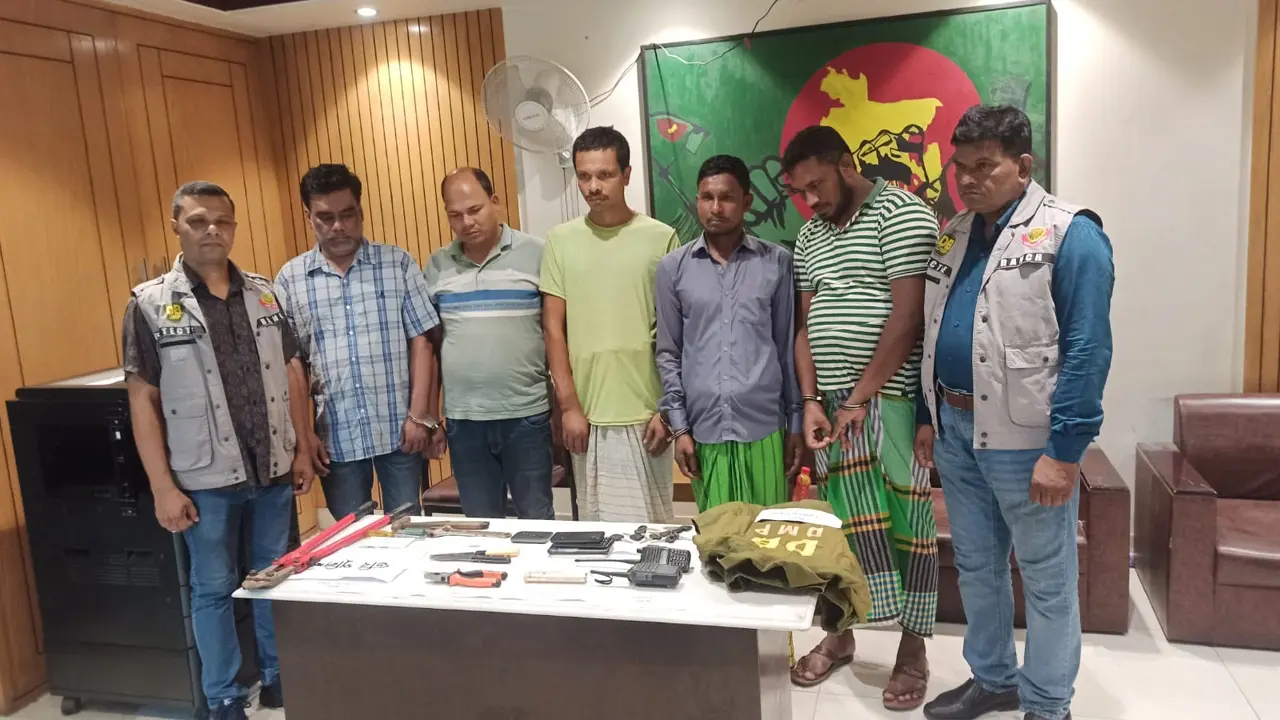 পুলিশ সেজে পণ্যবাহী গাড়িতে ডাকাতি করত তারা