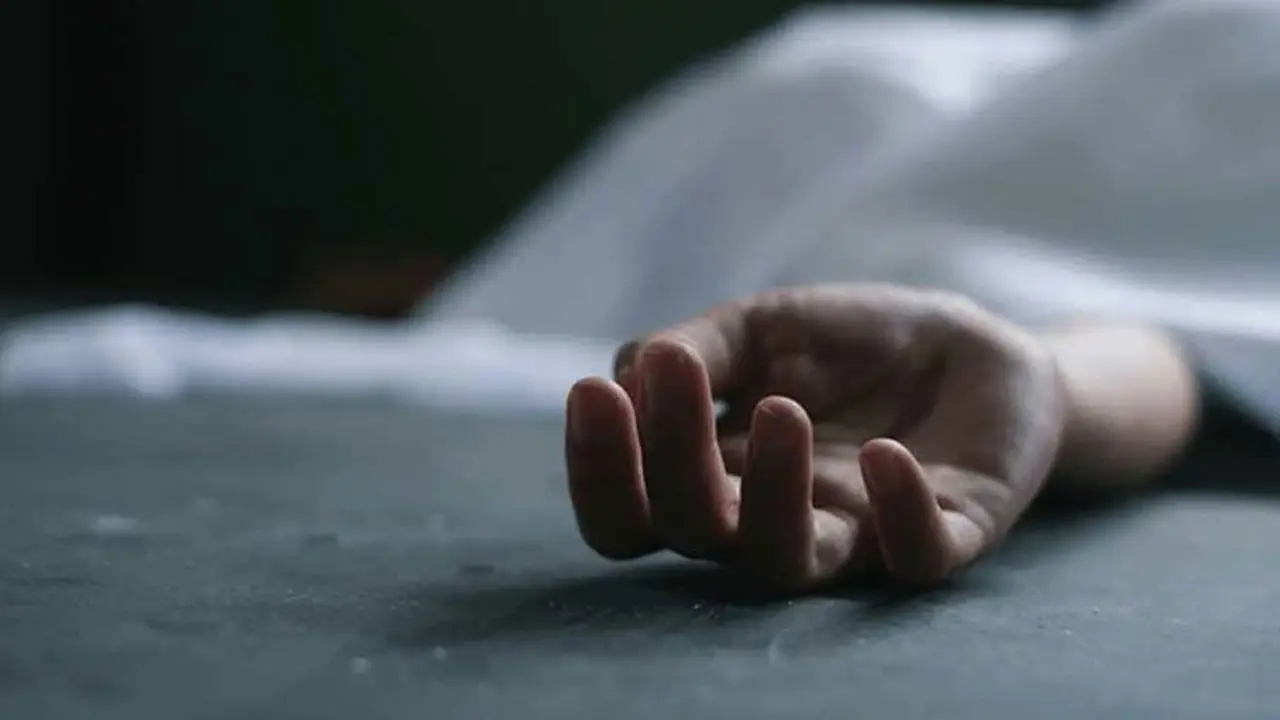 পরকীয়া প্রেম, হোটেলে মিলল প্রেমিকার ঝুলন্ত দেহ