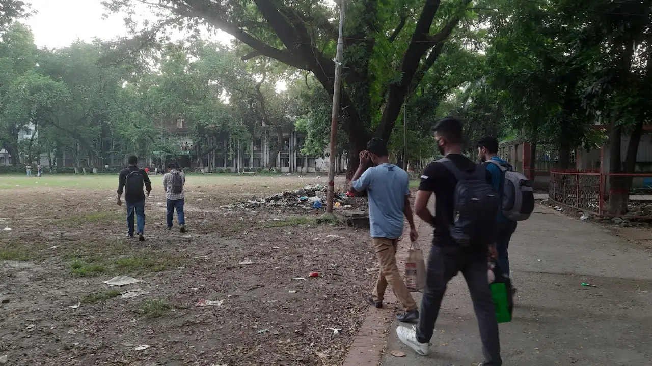 শিক্ষার্থীর মৃত্যুর খবরে ঢাকা কলেজে হল ছাড়ার হিড়িক