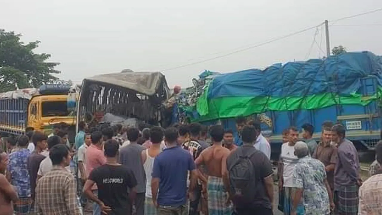 দিনাজপুরে বাস-ট্রাকের সংঘর্ষে নিহত বেড়ে ৬