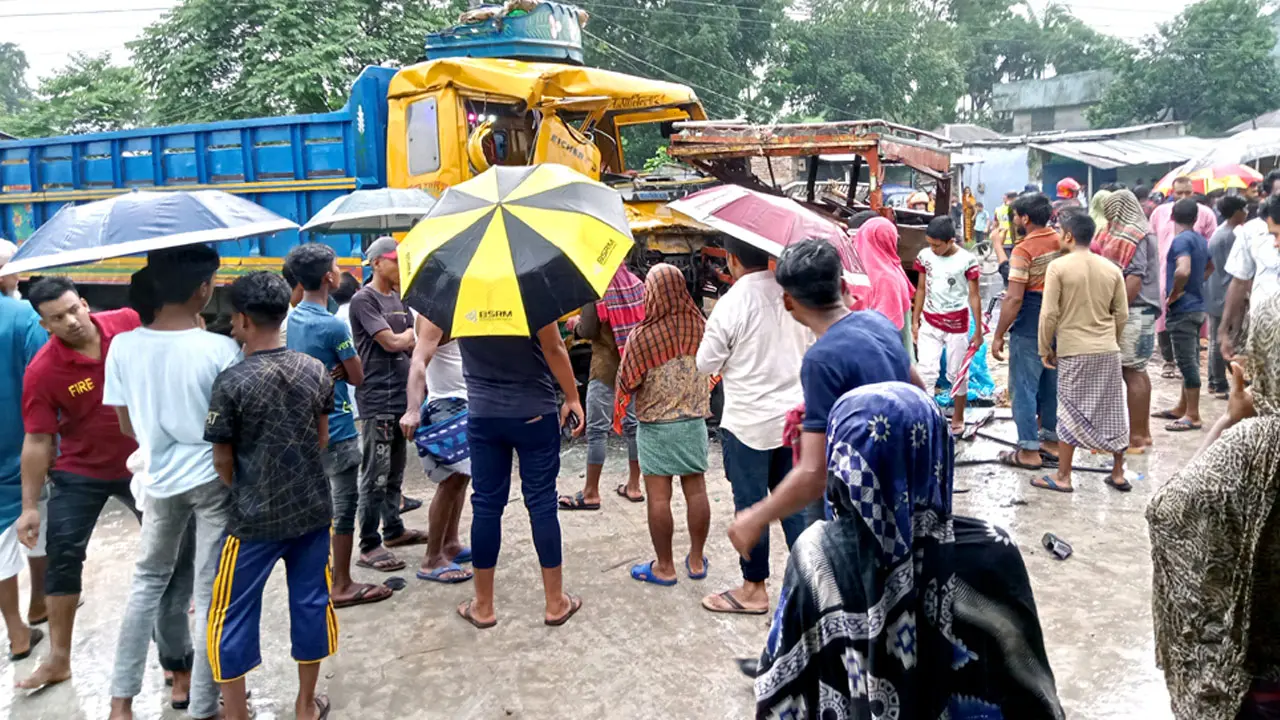 গরুবোঝাই নছিমনের সঙ্গে ট্রাকের সংঘর্ষে নিহত ২